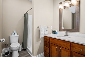 Een douche, een haardroger, handdoeken