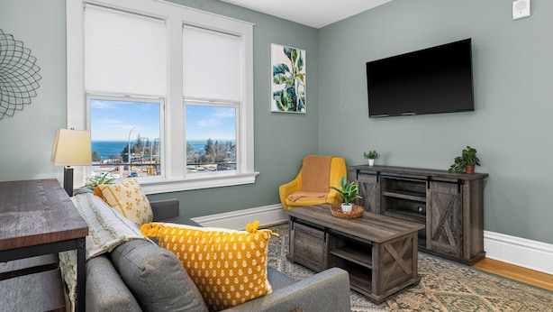 Living area - Harris House 4 | On Hospital Campus (Duluth)