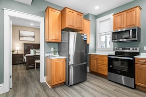 Kühlschrank, Mikrowelle, Ofen, Geschirrspüler