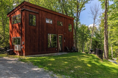 Cozy Chic! Cabin #3: wooded delights with year-round hot-tub and private firepit