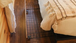 1 bedroom, WiFi (free), bed sheets - Cozy Chic! Cabin #3: wooded delights with year-round hot-tub and private firepit (Cavendish)
