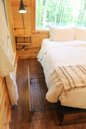 1 bedroom, WiFi (free), bed sheets - Cozy Chic! Cabin #3: wooded delights with year-round hot-tub and private firepit (Cavendish)
