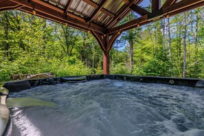 A hot tub with a wooden roof and a view of a forest. - Cozy Chic Resort Cabin! Hot-Tub Private Fire Pit (Cavendish)