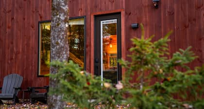 Cozy Chic Resort Cabin! Hot-Tub Private Fire Pit