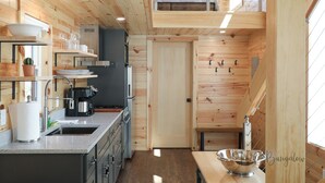 Coffee/tea maker, fridge, microwave, oven - Luxury Cabin #3 Hot Tub, Kayaks, Paddle Boards, Private Fire Pit (Cavendish)