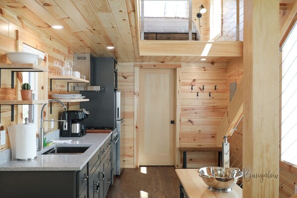 Coffee/tea maker, fridge, microwave, oven - Luxury Cabin #3 Hot Tub, Kayaks, Paddle Boards, Private Fire Pit (Cavendish)