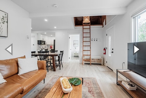 Modern Cozy Cottage 2mins from lake/family friendly w fire pit! 1hr from Toronto