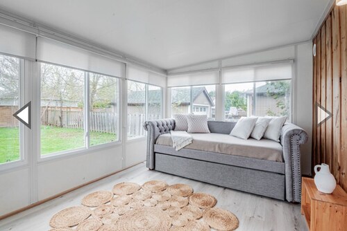 Modern Cozy Cottage 2mins from lake/family friendly w fire pit! 1hr from Toronto