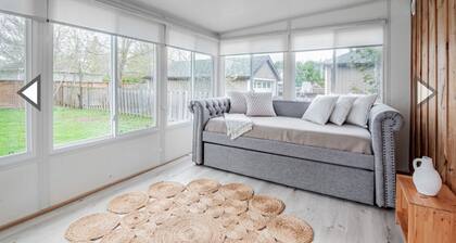 Modern Cozy Cottage 2mins from lake/family friendly w fire pit! 1hr from Toronto