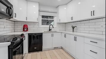 Micro-ondes, four, plaque de cuisson, lave-vaisselle