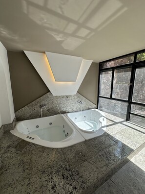 SĂšche-cheveux, serviettes fournies, savon, papier toilette