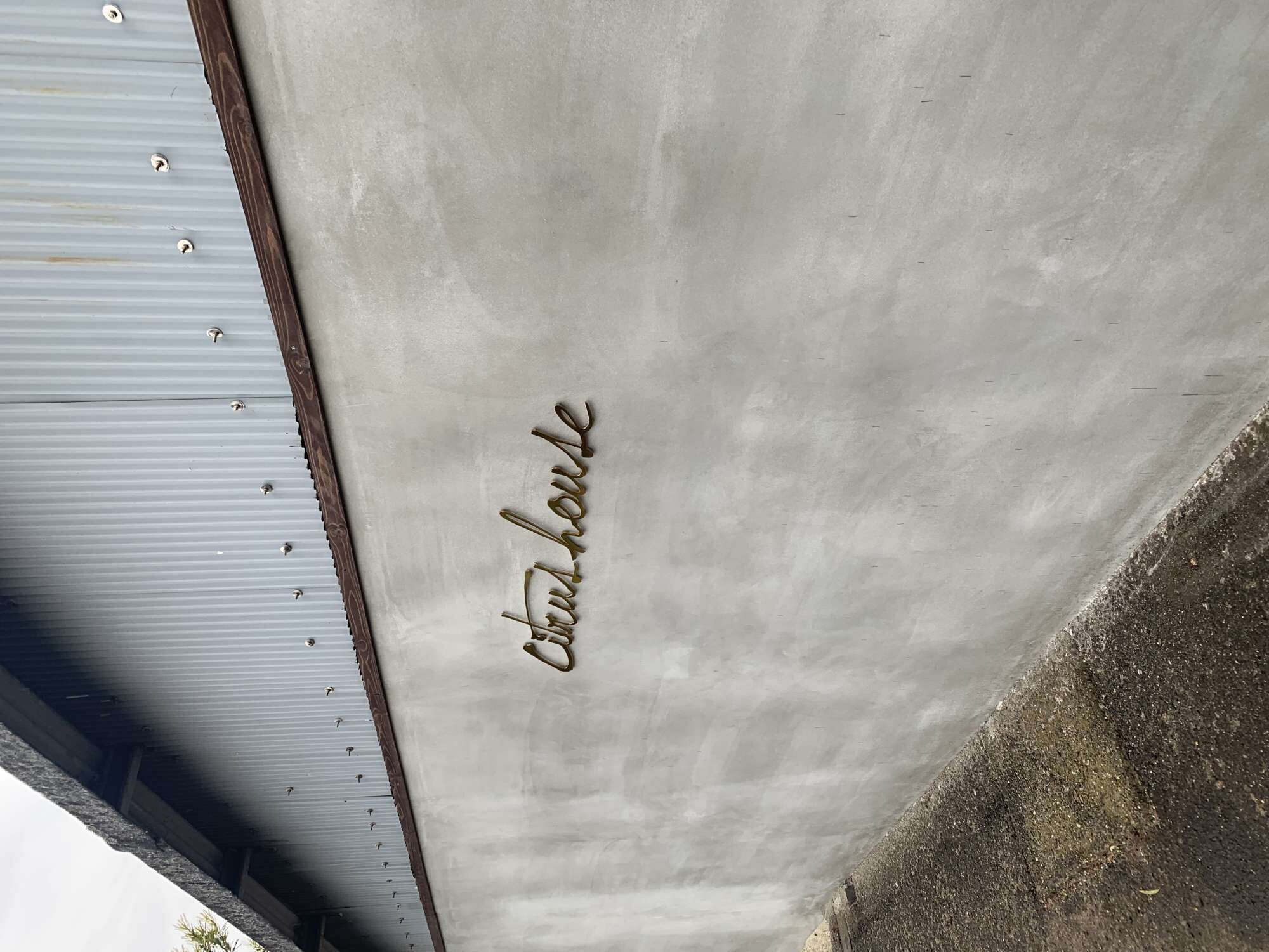 En betongvägg med texten ”Casa Grande” ingraverad på den.