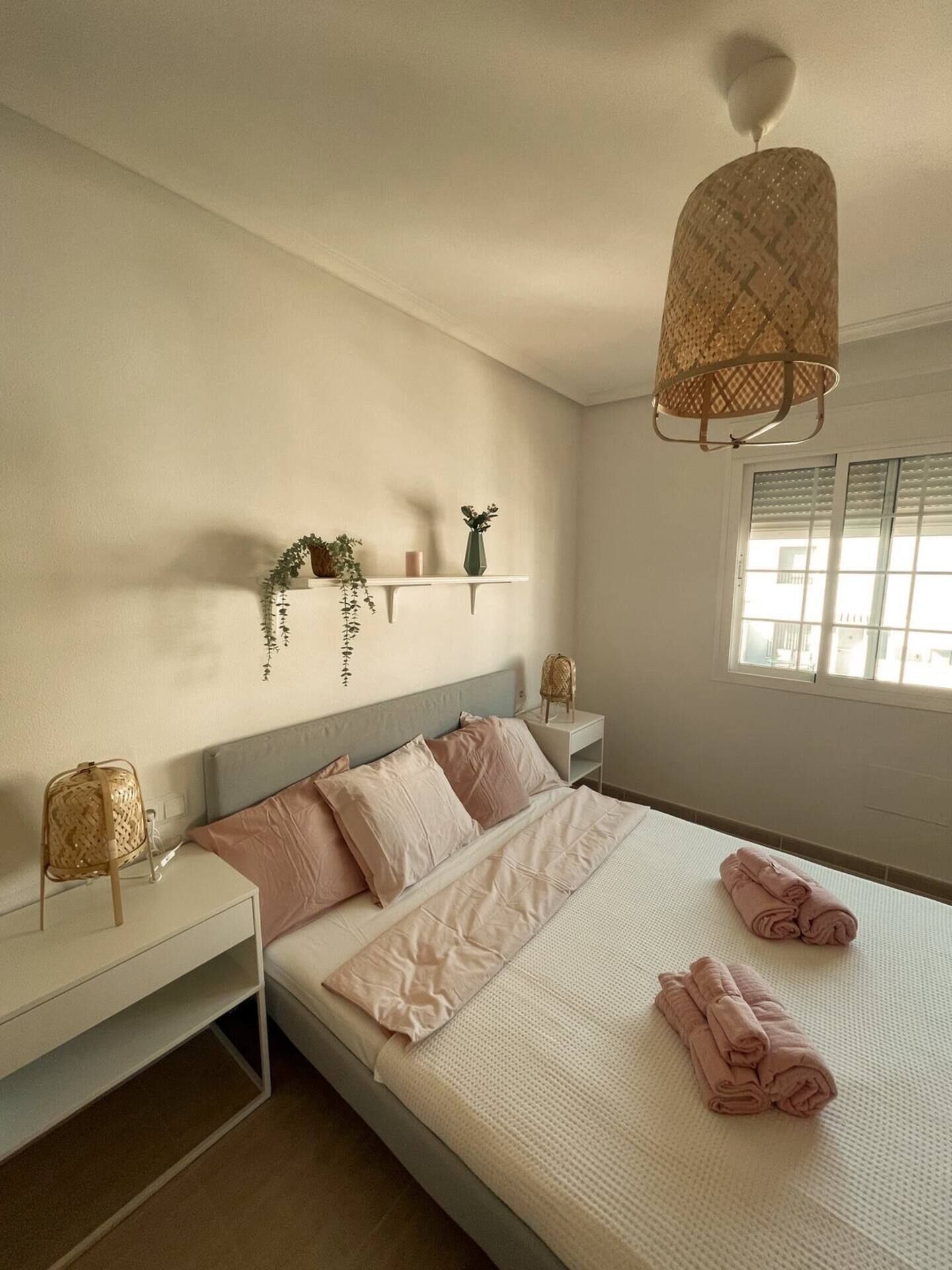 2 slaapkamers, een strijkplank/strijkijzer, gratis wifi, beddengoed