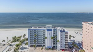 Un hotel amb vistes al mar, piscina i accés directe a la platja.