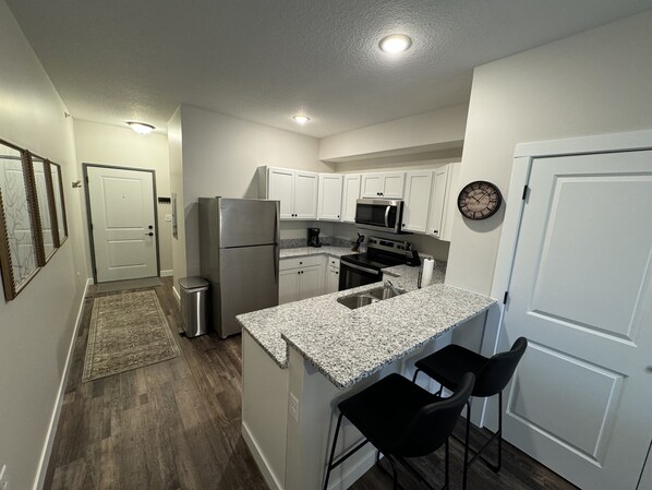 Fridge, microwave, oven, stovetop - Furnished Executive Studio Apartment on the Duck Creek Bike Path in Bettendorf. (Bettendorf)