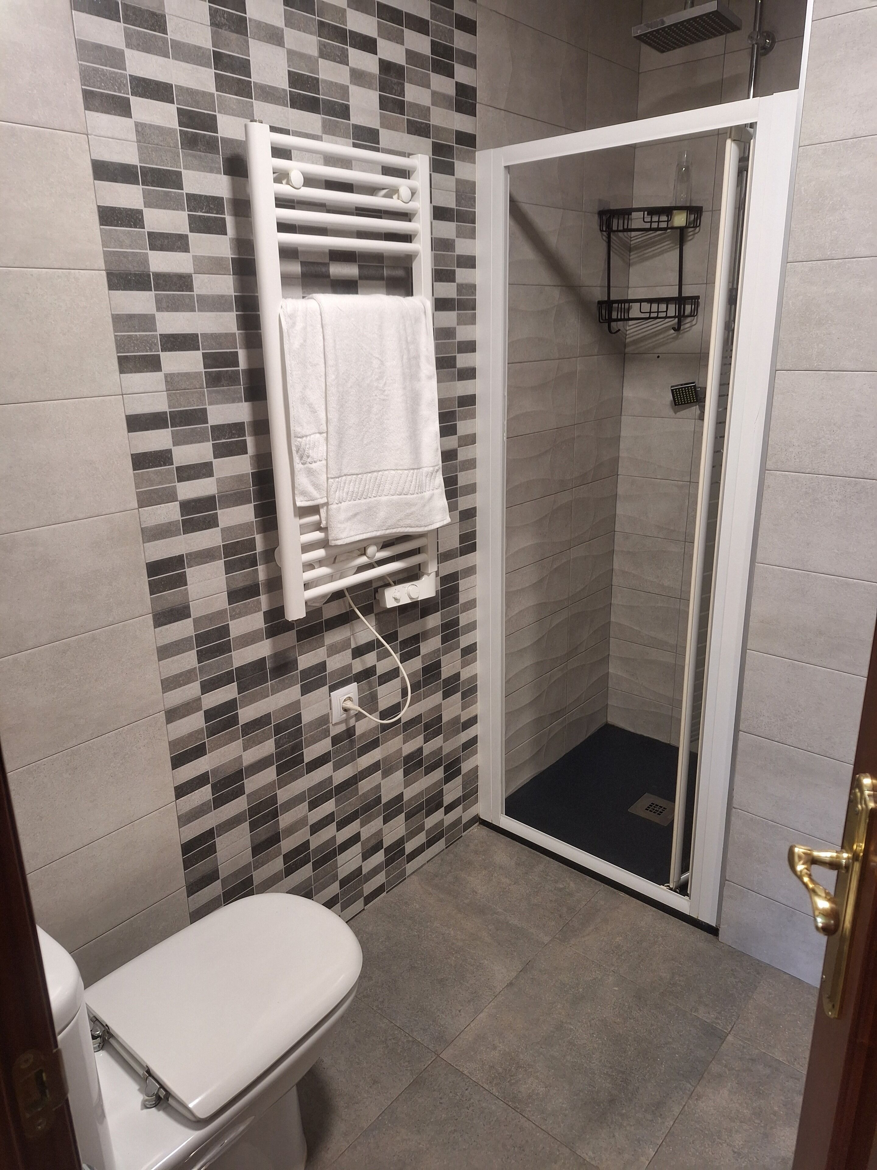 Douche, serviettes fournies, savon, shampoing