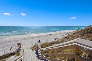 Beach nearby - CABANA BLU: New Listing! Private Community, Beautiful Large Pool, Easy Beach Access (Santa Rosa Beach)