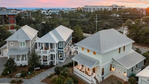 Un quartier résidentiel où l’on trouve des maisons à toits en pente et un bâtiment remarquable à la façade blanche.
