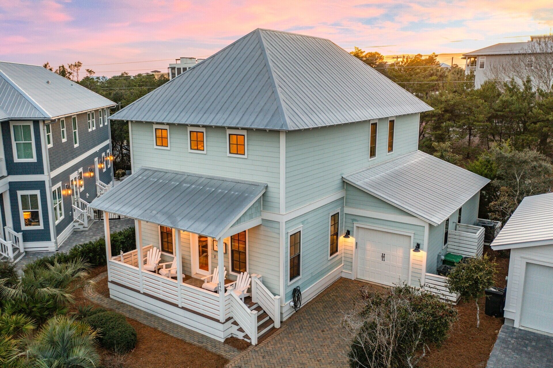 CABANA BLU: New Listing! Private Community, Beautiful Large Pool, Easy Beach Access