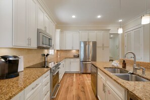 Fridge, microwave, oven, stovetop - CABANA BLU: New Listing! Private Community, Beautiful Large Pool, Easy Beach Access (Santa Rosa Beach)