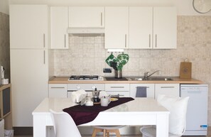 Fridge, microwave, oven, stovetop - Flor, an oasis of tranquility within walking distance of everything (Montegrotto Terme)