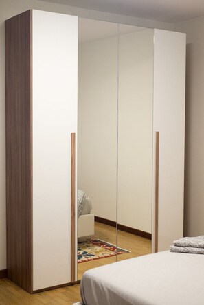 1 slaapkamer, een strijkplank/strijkijzer, wifi, beddengoed