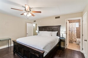 4 quartos, escrivaninha, ferros/tábuas de passar roupa, berço de viagem