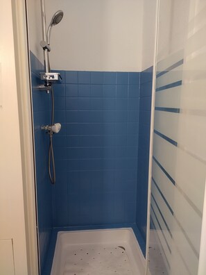 Shower, eco-friendly toiletries, soap, toilet paper - Appartement vue sur mer (Soulac sur Mer)