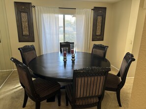 Dining -
Your Scottsdale Oasis Awaits: Shopping, Entertainment & Family Fun Steps Away!
(Scottsdale)