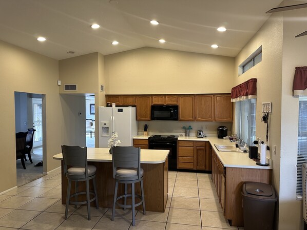 Fridge, microwave, oven, stovetop -
Your Scottsdale Oasis Awaits: Shopping, Entertainment & Family Fun Steps Away!
(Scottsdale)