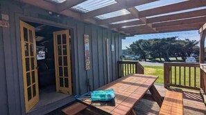 Outdoor dining - Heceta Beach Bungalow across the park from Beach (Florence)
