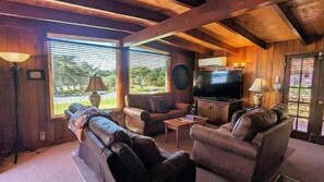 TV, fireplace, books, stereo - Heceta Beach Bungalow across from Heceta Beach (Florence)