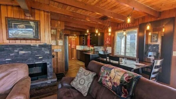 TV, fireplace, books, stereo - Heceta Beach Bungalow across from Heceta Beach (Florence)