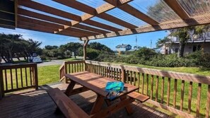 Outdoor dining - Heceta Beach Bungalow across the park from Beach (Florence)