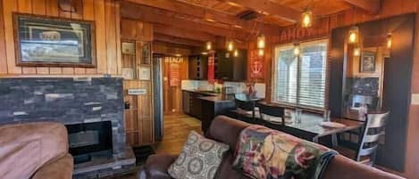 Smart-TV, Kamin, Bücher