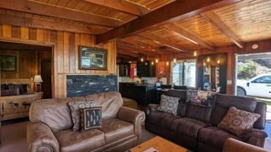 Una Smart TV, una chimenea, libros