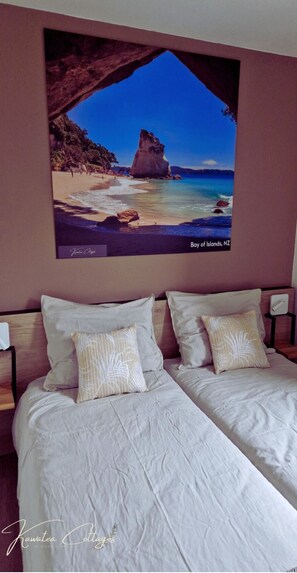 3 chambres, bureau, fer et planche à repasser, lit parapluie