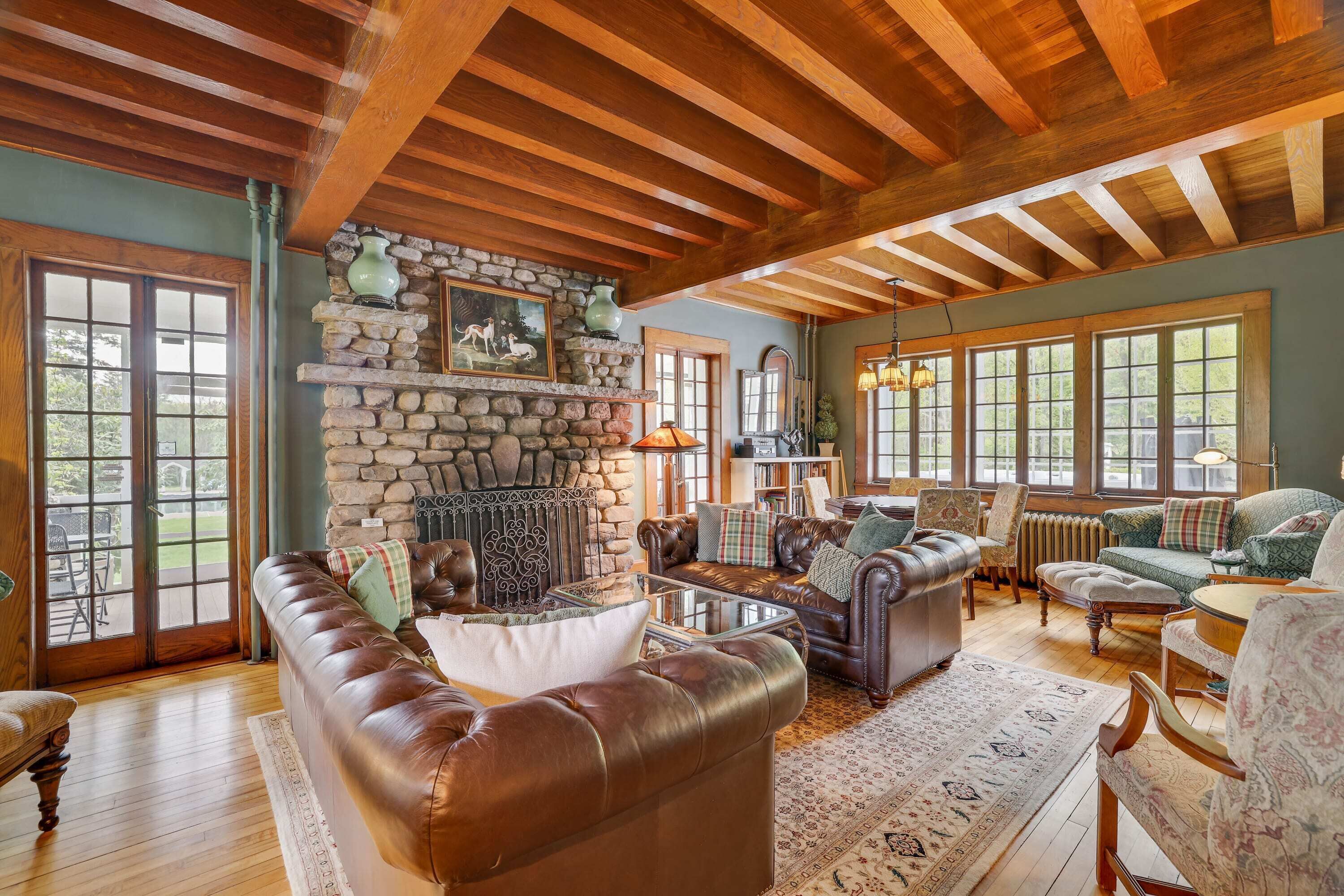 Televisión, chimenea, reproductor de DVD y futbolito 