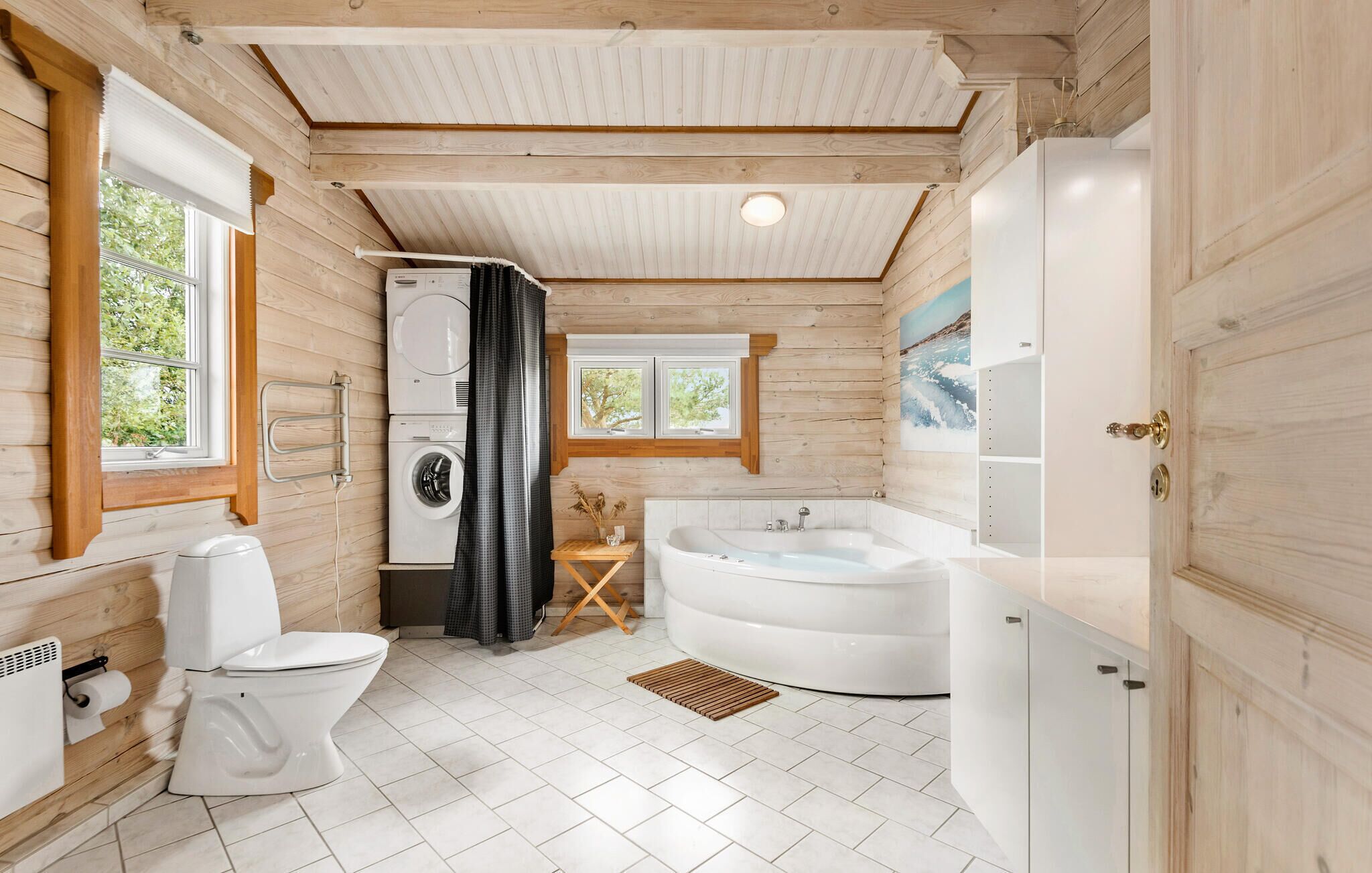 Un baño moderno con inodoro, lavadora y bañera.