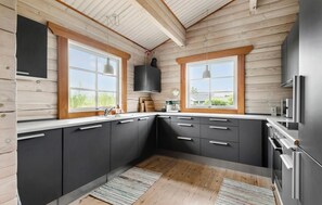 Kjøleskap, kokeplater, oppvaskmaskin og kaffetrakter/tekoker