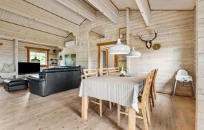 Smart TV, fireplace - Beautiful home in Hemmet with kitchen (Hemmet)