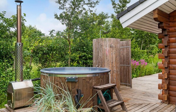 Outdoor spa tub - Beautiful home in Hemmet with kitchen (Hemmet)
