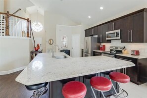 Fridge, microwave, oven, stovetop - 6 Bedroom Luxury Pool Villa close to Disney Private Nature Preserve (Kissimmee)