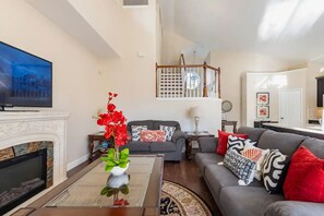 Smart-TV, Kamin, Videospiele, Tischfußball