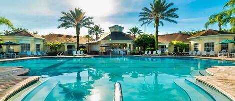 Una piscina al aire libre, una piscina climatizada