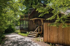Exterior - Lakeshore cabin with beach and dock (Stockbridge)