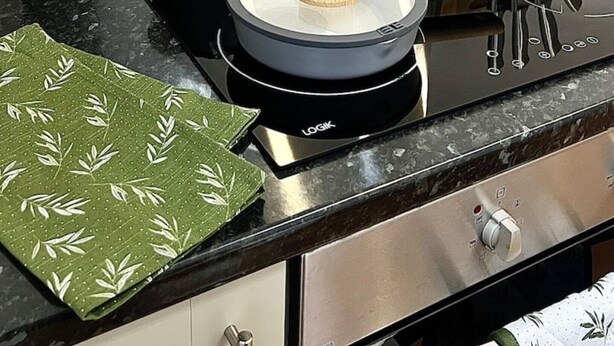 Coffee/tea maker, fridge, microwave, oven - Westminster Apartment (London)