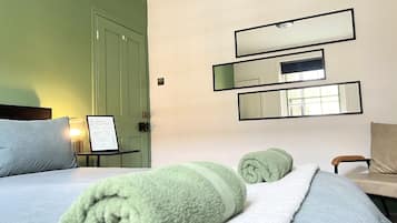 3 slaapkamers, een bureau, reisbedje, wifi