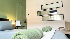 3 عدّة غرف نوم ومكتب وسرير سفر وواي فاي