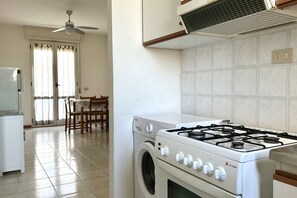 Fridge, oven - F001 - Fano, three-room apartment with porch 30m from the sea (Fano)
